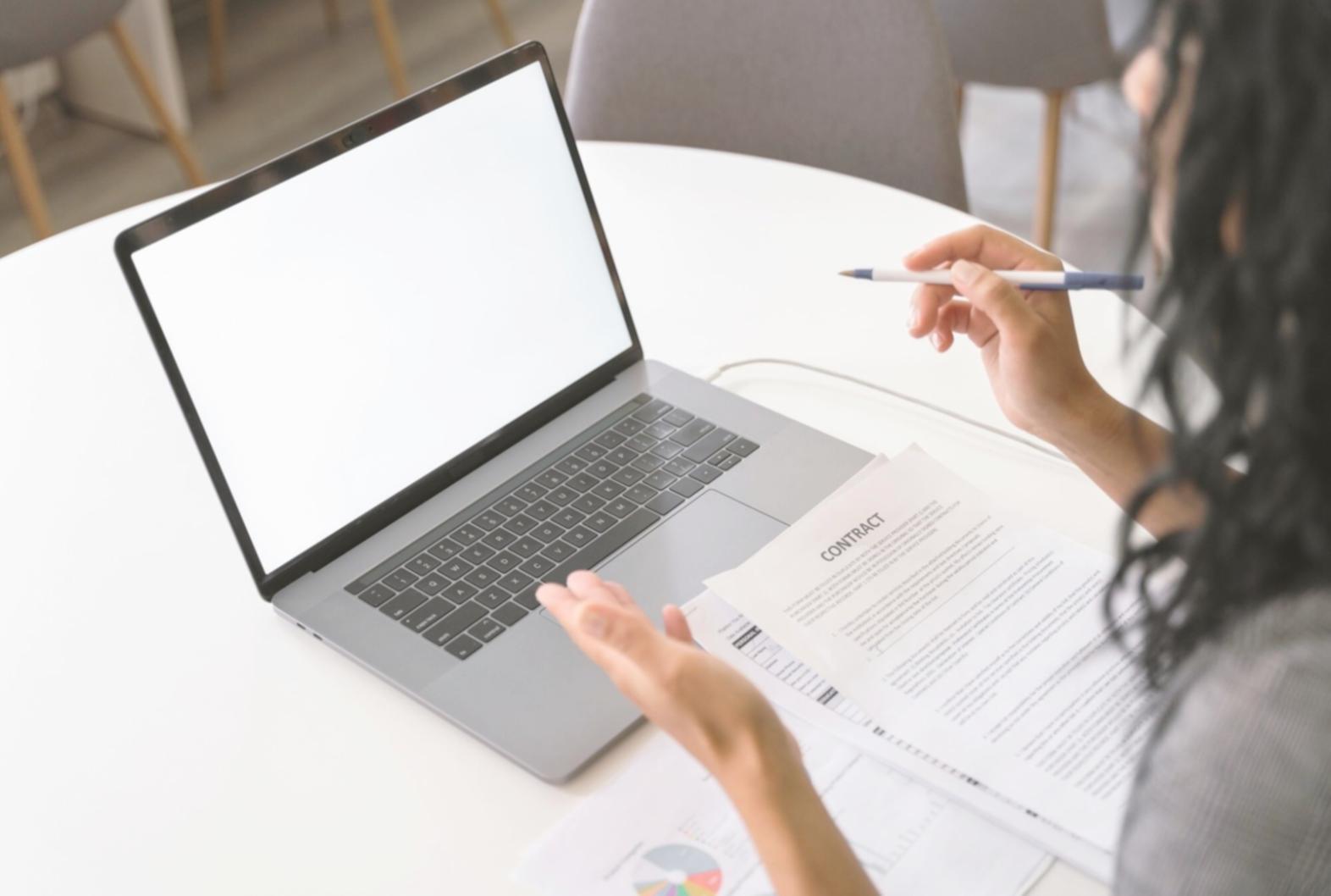 Finanzanalyse Arbeitsplatz mit Dokumenten und Grafiken