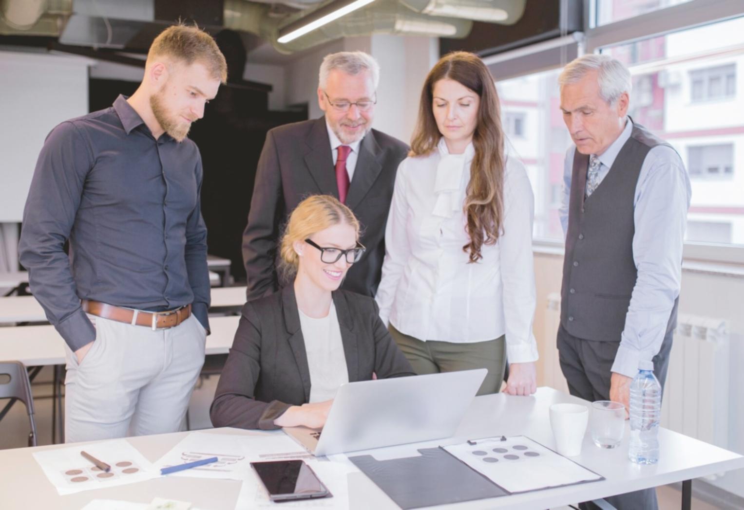 Finanzanalyse Workshop mit Laptops und Dokumenten