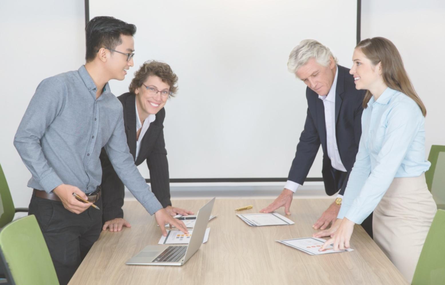 Finanzanalyst bei der Arbeit mit Datenmodellen